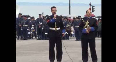 &Eta; &mu;&pi;ά&nu;&tau;&alpha; &tau;&omicron;&upsilon; &Pi;&omicron;&lambda;&epsilon;&mu;&iota;&kappa;&omicron;ύ &Nu;&alpha;&upsilon;&tau;&iota;&kappa;&omicron;ύ &tau;&rho;&alpha;&gamma;&omicron;ύ&delta;&eta;&sigma;&epsilon; &Gamma;&iota;ώ&rho;&gamma;&omicron; &Mu;&alpha;&zeta;&omega;&nu;ά&kappa;&eta; &sigma;&tau;&eta;&nu; &pi;&lambda;&alpha;&tau;&epsilon;ί&alpha; &Alpha;&rho;&iota;&sigma;&tau;&omicron;&tau;έ&lambda;&omicron;&upsilon;&sigmaf; &sigma;&tau;&eta; &Theta;&epsilon;&sigma;&sigma;&alpha;&lambda;&omicron;&nu;ί&kappa;&eta;, &delta;&epsilon;ί&tau;&epsilon; &beta;ί&nu;&tau;&epsilon;&omicron;