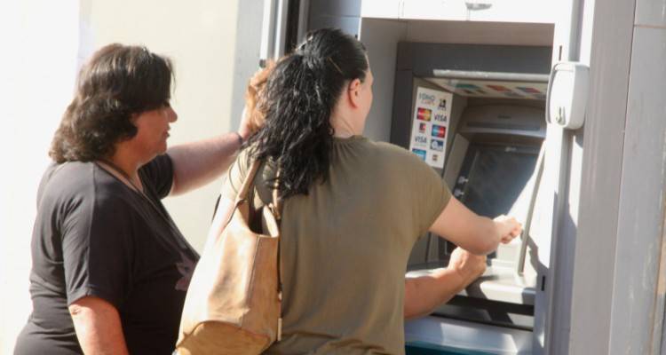 Σήμερα καταβάλλονται οι νέες συντάξεις χηρείας: Από 200 έως 290 ευρώ η μέση αύξηση