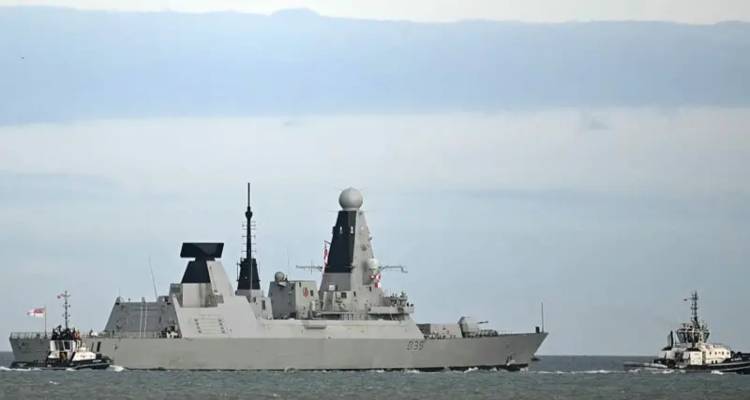 &Tau;&omicron; HMS Dragon &kappa;&alpha;&tau;&epsilon;&upsilon;&theta;ύ&nu;&epsilon;&tau;&alpha;&iota; &sigma;&tau;&eta;&nu; &Alpha;&nu;&alpha;&tau;&omicron;&lambda;&iota;&kappa;ή &Mu;&epsilon;&sigma;ό&gamma;&epsilon;&iota;&omicron;