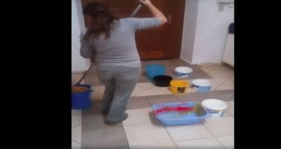 &Mu;&epsilon; &kappa;&omicron;&upsilon;&beta;ά&delta;&epsilon;&sigmaf; &mu;ά&zeta;&epsilon;&psi;&alpha;&nu; &tau;&alpha; &nu;&epsilon;&rho;ά &tau;&eta;&sigmaf; &beta;&rho;&omicron;&chi;ή&sigmaf; &sigma;&tau;&omicron; &Epsilon;&iota;&delta;&iota;&kappa;ό &Sigma;&chi;&omicron;&lambda;&epsilon;ί&omicron; &Kappa;&alpha;&lambda;&lambda;&iota;&theta;έ&alpha;&sigmaf; (video)