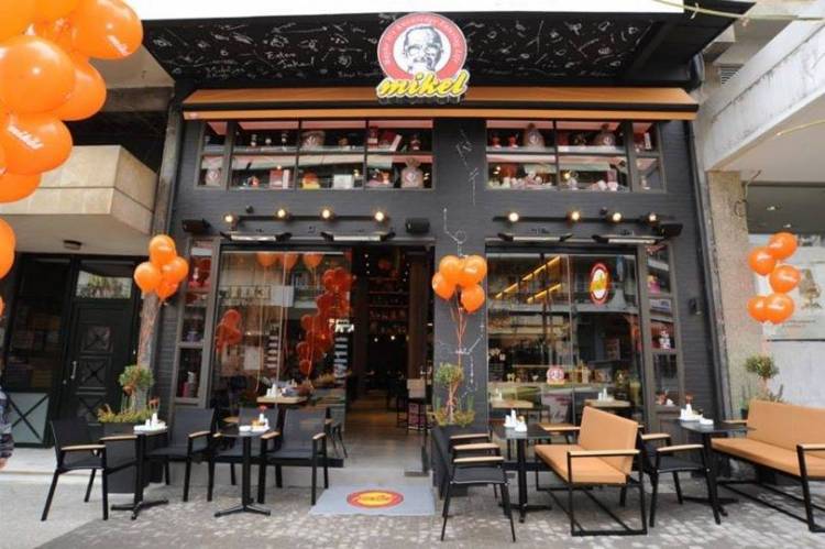 Τα Starbucks... φυσάνε τον καφέ στην Ελλάδα και δεν κρυώνει -Η ήττα από την ελληνική αλυσίδα Mikel