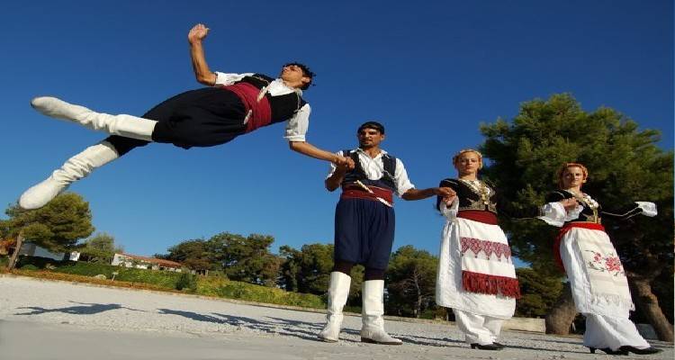 &Eta; &Lambda;ή&mu;&nu;&omicron;&sigmaf; &tau;&iota;&mu;ά &tau;&eta; &laquo;&Mu;ά&chi;&eta; &tau;&eta;&sigmaf; &Kappa;&rho;ή&tau;&eta;&sigmaf;&raquo;