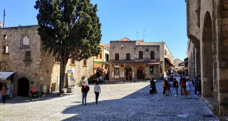 &laquo;&Epsilon;&lambda;έ&gamma;&xi;&tau;&epsilon; &alpha;&upsilon;&tau;ά &pi;&omicron;&upsilon; &lambda;έ&omega; &kappa;&alpha;&iota; &theta;&alpha; &beta;&gamma;ά&lambda;&epsilon;&tau;&epsilon; &lambda;&alpha;&beta;&rho;ά&kappa;&iota;&raquo;: &Eta; &kappa;&alpha;&tau;&alpha;&gamma;&gamma;&epsilon;&lambda;ί&alpha; &pi;&omicron;&upsilon; &xi;&epsilon;&sigma;&kappa;έ&pi;&alpha;&sigma;&epsilon; &tau;&omicron; &kappa;ύ&kappa;&lambda;&omega;&mu;&alpha; &sigma;&tau;&eta;&nu; &Pi;&omicron;&lambda;&epsilon;&omicron;&delta;&omicron;&mu;ί&alpha; &Rho;ό&delta;&omicron;&upsilon;