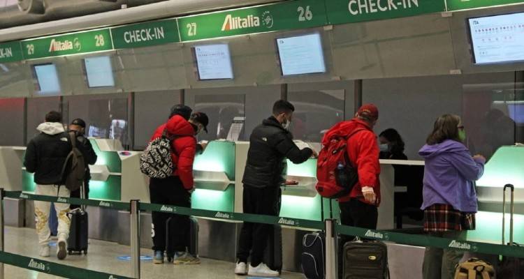 Τίτλοι τέλους για την Alitalia: Η συγκινητική αναγγελία της τελευταίας πτήσης έπειτα από 74 χρόνια | Δείτε βίντεο