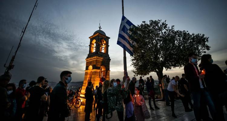 Πώς θα κάνουμε Ανάσταση: Τα μέτρα στις εκκλησίες, τι ώρα ξεκινά η απαγόρευση κυκλοφορίας
