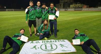 &Eta;&phi;&alpha;&iota;&sigma;&tau;ί&alpha; &gamma;&iota;&alpha; &Delta;&iota;&alpha;&sigma;&upsilon;&lambda;&lambda;&omicron;&gamma;&iota;&kappa;&omicron;ύ&sigmaf;: &laquo;&Alpha;&pi;&lambda;ά &Upsilon;&pi;έ&rho;&omicron;&chi;&omicron;&iota;!!!&raquo;