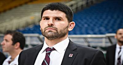 &Pi;&alpha;&pi;&alpha;&mu;&alpha;&kappa;ά&rho;&iota;&omicron;&sigmaf;:&Nu;&alpha; &alpha;&kappa;&omicron;&upsilon;&sigma;&tau;&epsilon;ί &eta; &Lambda;ή&mu;&nu;&omicron;&sigmaf; &xi;&alpha;&nu;ά &sigma;&epsilon; ό&lambda;&eta; &tau;&eta;&nu; &Epsilon;&lambda;&lambda;ά&delta;&alpha;.(vid)