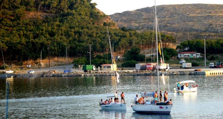 &Eta; &Lambda;ή&mu;&nu;&omicron;&sigmaf; &upsilon;&pi;&omicron;&delta;έ&chi;&epsilon;&tau;&alpha;&iota; &kappa;&alpha;&iota; &phi;έ&tau;&omicron;&sigmaf; &tau;&eta; &laquo;&Rho;&epsilon;&gamma;&kappa;ά&tau;&alpha; &Phi;&iota;&lambda;ί&alpha;&sigmaf;&raquo;