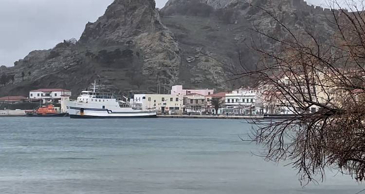 Δεμένα τα πλοία στα λιμάνια | Επέμβαση της Πυροσβεστικής για σπασμένο κλαδί σε σκεπή κατοικίας (video)