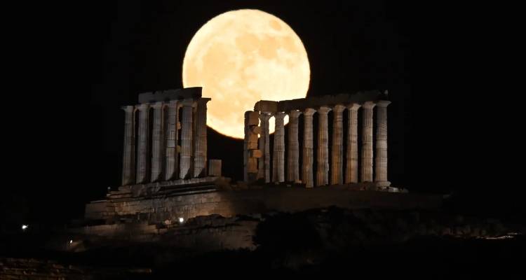 Το Σούνιο κάτω από το μαγευτικό Φεγγάρι της Φράουλας [εικόνες]
