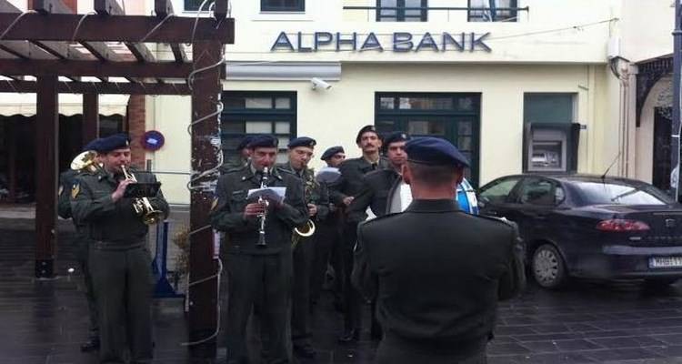 Η μπάντα του στρατού πριν λίγο στην αγορά της Μύρινας (Photos)