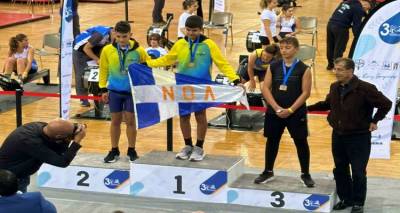 &Nu;&Omicron;&Lambda;: &Sigma;&tau;&omicron; &beta;ά&theta;&rho;&omicron; &alpha;&theta;&lambda;&eta;&tau;έ&sigmaf; &tau;&eta;&sigmaf; &Lambda;ή&mu;&nu;&omicron;&upsilon; &mu;&epsilon;&tau;ά &tau;&eta; &sigma;&upsilon;&mu;&mu;&epsilon;&tau;&omicron;&chi;ή &tau;&omicron;&upsilon;&sigmaf; &sigma;&tau;&omicron; 3&omicron; &Pi;&alpha;&nu;&epsilon;&lambda;&lambda;ή&nu;&iota;&omicron; &Pi;&rho;&omega;&tau;ά&theta;&lambda;&eta;&mu;&alpha; &Kappa;&lambda;&epsilon;&iota;&sigma;&tau;ή&sigmaf; &Kappa;&omega;&pi;&eta;&lambda;&alpha;&sigma;ί&alpha;&sigmaf;