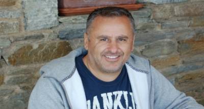 &Sigma;&tau;&eta; &Lambda;ή&mu;&nu;&omicron; &gamma;&iota;&alpha; &delta;&iota;&alpha;&kappa;&omicron;&pi;έ&sigmaf; &omicron; &epsilon;&kappa;&delta;ό&tau;&eta;&sigmaf; &Alpha;&nu;&tau;ώ&nu;&eta;&sigmaf; &Delta;&epsilon;&lambda;&lambda;&alpha;&tau;ό&lambda;&alpha;&sigmaf;