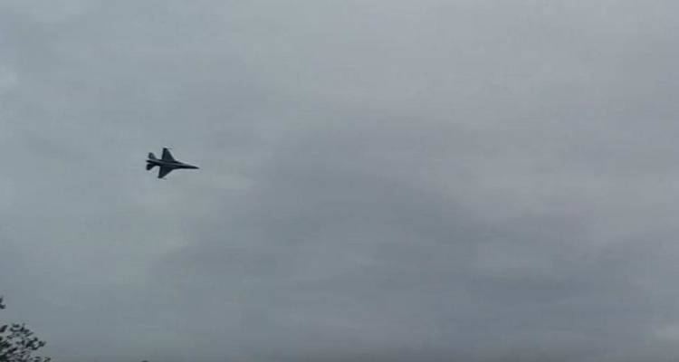 Ο συγκινητικός χαιρετισμός του πιλότου του F-16 που «έσκισε» τον ουρανό της Θεσσαλονίκης (video)