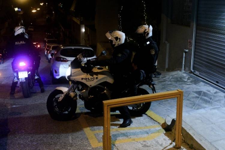 &Pi;&epsilon;&rho;&iota;έ&lambda;&omicron;&upsilon;&sigma;&epsilon; &tau;&eta; &gamma;&upsilon;&nu;&alpha;ί&kappa;&alpha; &tau;&omicron;&upsilon; &mu;&epsilon; &epsilon;ύ&phi;&lambda;&epsilon;&kappa;&tau;&omicron; &upsilon;&gamma;&rho;ό &kappa;&alpha;&iota; &tau;&eta;&sigmaf; έ&beta;&alpha;&lambda;&epsilon; &phi;&omega;&tau;&iota;ά