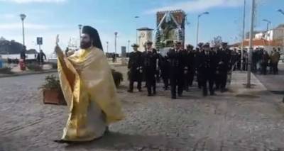 &Pi;&epsilon;&rho;&iota;&phi;&omicron;&rho;ά &tau;&eta;&sigmaf; &epsilon;&iota;&kappa;ό&nu;&alpha;&sigmaf; &tau;&omicron;&upsilon; &Alpha;&gamma;ί&omicron;&upsilon; &Nu;&iota;&kappa;&omicron;&lambda;ά&omicron;&upsilon; &sigma;&tau;&omicron; &lambda;&iota;&mu;ά&nu;&iota; &tau;&eta;&sigmaf; &Mu;ύ&rho;&iota;&nu;&alpha;&sigmaf; (video)