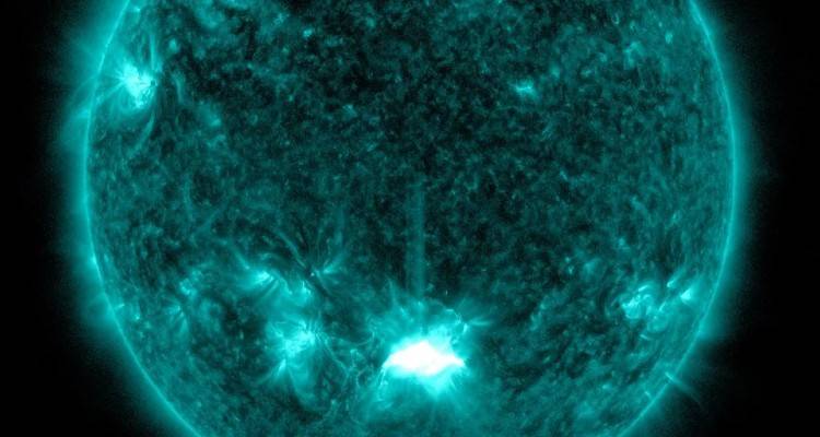 NASA: Ο Ήλιος εκτόξευσε μια ισχυρή ηλιακή έκλαμψη που θα φθάσει ίσως και σήμερα στη Γη -Τι θα συμβεί