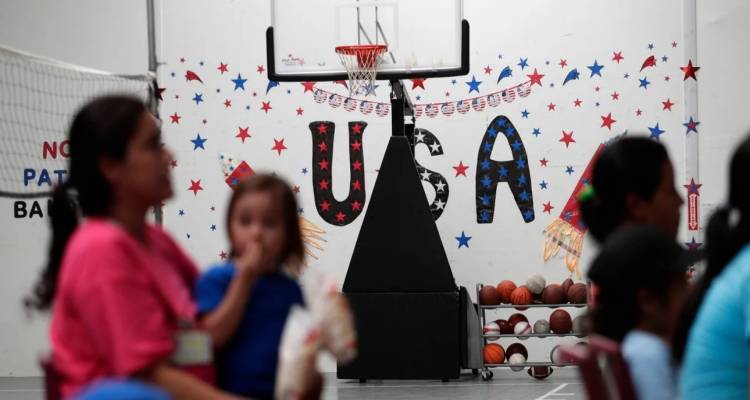 Ο Τραμπ προτείνει... αυτοαπέλαση σε παράτυπους μετανάστες | Υπέγραψε διάταγμα, προσφέρει δωρεάν πτήσεις για να φύγουν