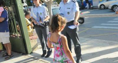 &Epsilon;&nu;&eta;&mu;&epsilon;&rho;&omega;&tau;&iota;&kappa;ά &phi;&upsilon;&lambda;&lambda;ά&delta;&iota;&alpha; &sigma;&epsilon; &delta;&eta;&mu;&omicron;&tau;&iota;&kappa;ά &sigma;&chi;&omicron;&lambda;&epsilon;ί&alpha; &tau;&eta;&sigmaf; &Mu;ύ&rho;&iota;&nu;&alpha;&sigmaf; &theta;&alpha; &mu;&omicron;&iota;&rho;ά&sigma;&omicron;&upsilon;&nu; &alpha;&sigma;&tau;&upsilon;&nu;&omicron;&mu;&iota;&kappa;&omicron;ί &tau;&eta; &Delta;&epsilon;&upsilon;&tau;έ&rho;&alpha;