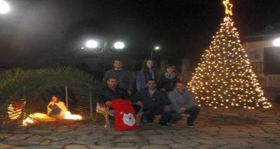 Το Μούδρο φωταγώγησε το χριστουγεννιάτικο δέντρο του (photos)