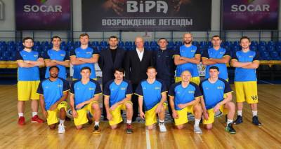 &Omicron; &Pi;&alpha;&nu;&tau;&epsilon;&lambda;ή&sigmaf; &Mu;&pi;&omicron;ύ&mu;&pi;&omicron;&upsilon;&rho;&alpha;&sigmaf; &pi;&rho;ό&epsilon;&delta;&rho;&omicron;&sigmaf; &sigma;&epsilon; &omicron;&upsilon;&kappa;&rho;&alpha;&nu;&iota;&kappa;ή &omicron;&mu;ά&delta;&alpha; &mu;&pi;ά&sigma;&kappa;&epsilon;&tau;