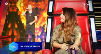 The Voice: &Omicron; &Sigma;&tau;έ&lambda;&iota;&omicron;&sigmaf; &Rho;ό&kappa;&kappa;&omicron;&sigmaf; &beta;&gamma;&alpha;ί&nu;&epsilon;&iota; &sigma;&tau;&eta; &sigma;&kappa;&eta;&nu;ή &kappa;&alpha;&iota; &alpha;&phi;ή&nu;&epsilon;&iota; ά&phi;&omega;&nu;&omicron;&upsilon;&sigmaf; &tau;&omicron;&upsilon;&sigmaf; &kappa;&rho;&iota;&tau;έ&sigmaf;&hellip; (video)