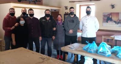 &Eta; &Delta;&eta;&mu;&omicron;&tau;&iota;&kappa;ή &Kappa;&omicron;&iota;&nu;ό&tau;&eta;&tau;&alpha; &Mu;ύ&rho;&iota;&nu;&alpha;&sigmaf; &epsilon;&upsilon;&chi;&alpha;&rho;&iota;&sigma;&tau;&epsilon;ί | &Gamma;&iota;&alpha; 4&eta; &phi;&omicron;&rho;ά &eta; &tau;&alpha;&beta;έ&rho;&nu;&alpha; &laquo;&Mu;&alpha;&nu;&tau;έ&lambda;&alpha;&raquo; &sigma;&tau;&omicron; &pi;&lambda;&epsilon;&upsilon;&rho;ό &tau;&omega;&nu; &Lambda;&eta;&mu;&nu;&iota;ώ&nu;