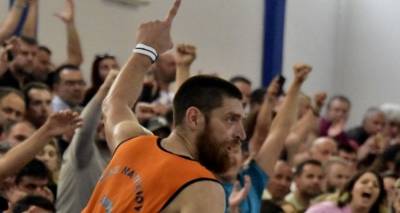 Ή&phi;&alpha;&iota;&sigma;&tau;&omicron;&sigmaf; &Lambda;ή&mu;&nu;&omicron;&upsilon;: &Kappa;&omicron;&nu;&tau;ά &sigma;&epsilon; &sigma;&upsilon;&mu;&phi;&omega;&nu;ί&alpha; &mu;&epsilon; &Mu;&iota;&chi;ά&lambda;&eta; &Pi;&epsilon;&lambda;&epsilon;&kappa;ά&nu;&omicron;