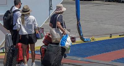 &Tau;&alpha;&xi;ί&delta;&iota;&alpha; &mu;&epsilon; &pi;&lambda;&omicron;ί&alpha;: &Alpha;&upsilon;&xi;ά&nu;&epsilon;&tau;&alpha;&iota; &omicron; &alpha;&rho;&iota;&theta;&mu;ό&sigmaf; &tau;&omega;&nu; &epsilon;&pi;&iota;&beta;&alpha;&tau;ώ&nu; &mu;&epsilon;&tau;ά &tau;&iota;&sigmaf; 15 &Iota;&omicron;&upsilon;&nu;ί&omicron;&upsilon;
