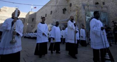 Χιλιάδες Χριστιανοί για τα Χριστούγεννα στη Βηθλεέμ | Με τιμές επέστρεψε το πρώτο κομμάτι ξύλου της φάτνης του Ιησού