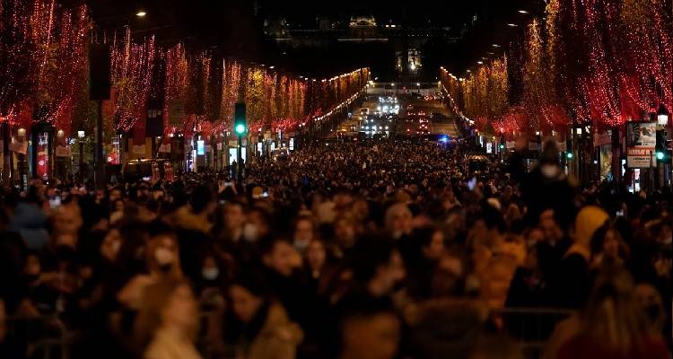 Γαλλία: Ακυρώνονται οι εορταστικές εκδηλώσεις Χριστουγέννων και Πρωτοχρονιάς λόγω της μετάλλαξης Όμικρον