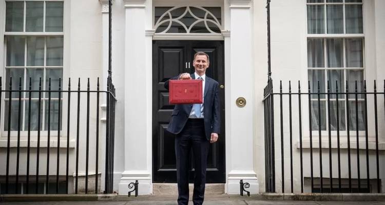 &Beta;&rho;&epsilon;&tau;&alpha;&nu;ί&alpha;:  &ldquo;&Omicron; &upsilon;&pi;&omicron;&upsilon;&rho;&gamma;ό&sigmaf; &tau;&omega;&nu; &Omicron;&iota;&kappa;&omicron;&nu;&omicron;&mu;&iota;&kappa;ώ&nu; &alpha;&psi;&eta;&phi;ά &tau;&eta;&nu; &kappa;&alpha;&tau;ή&phi;&epsilon;&iota;&alpha;"