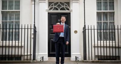 &Beta;&rho;&epsilon;&tau;&alpha;&nu;ί&alpha;:  &ldquo;&Omicron; &upsilon;&pi;&omicron;&upsilon;&rho;&gamma;ό&sigmaf; &tau;&omega;&nu; &Omicron;&iota;&kappa;&omicron;&nu;&omicron;&mu;&iota;&kappa;ώ&nu; &alpha;&psi;&eta;&phi;ά &tau;&eta;&nu; &kappa;&alpha;&tau;ή&phi;&epsilon;&iota;&alpha;"