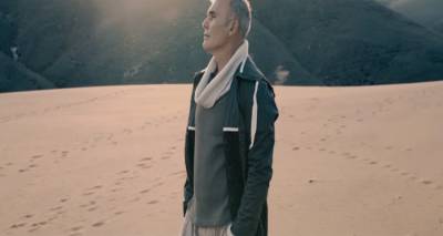 &Kappa;&upsilon;&kappa;&lambda;&omicron;&phi;ό&rho;&eta;&sigma;&epsilon; &tau;&omicron; &nu;έ&omicron; video clip &tau;&omicron;&upsilon; &Sigma;&tau;έ&lambda;&iota;&omicron;&upsilon; &Rho;ό&kappa;&kappa;&omicron;&upsilon; &pi;&omicron;&upsilon; &gamma;&upsilon;&rho;ί&sigma;&tau;&eta;&kappa;&epsilon; &sigma;&tau;&eta; &Lambda;ή&mu;&nu;&omicron; (video)