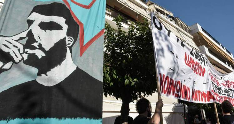 &Sigma;&epsilon; &epsilon;&xi;έ&lambda;&iota;&xi;&eta; &mu;&alpha;&zeta;&iota;&kappa;ή &delta;&iota;&alpha;&delta;ή&lambda;&omega;&sigma;&eta; &sigma;&tau;&omicron; &Kappa;&epsilon;&rho;&alpha;&tau;&sigma;ί&nu;&iota; &gamma;&iota;&alpha; &tau;&alpha; 4 &chi;&rho;ό&nu;&iota;&alpha; &alpha;&pi;ό &tau;&eta; &delta;&omicron;&lambda;&omicron;&phi;&omicron;&nu;ί&alpha; &tau;&omicron;&upsilon; &Pi;. &Phi;ύ&sigma;&sigma;&alpha; (photos)