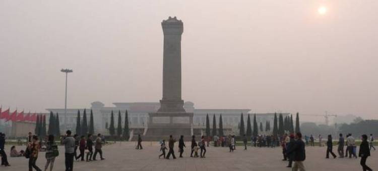 Το νέφος έκρυψε τον Ηλιο στο Πεκίνο