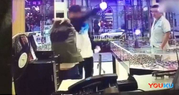 &Alpha;&pi;ί&sigma;&tau;&epsilon;&upsilon;&tau;&omicron;: &Gamma;&iota;&omicron;&sigmaf; &chi;&tau;&upsilon;&pi;ά&epsilon;&iota; &tau;&eta; &mu;&eta;&tau;έ&rho;&alpha; &tau;&omicron;&upsilon; &epsilon;&pi;&epsilon;&iota;&delta;ή &tau;&alpha; &gamma;&upsilon;&alpha;&lambda;&iota;ά &pi;&omicron;&upsilon; &tau;&omicron;&upsilon; &alpha;&gamma;ό&rho;&alpha;&sigma;&epsilon; ή&tau;&alpha;&nu; &phi;&tau;&eta;&nu;ά! (video)