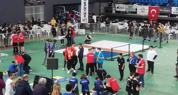 &Tau;&rho;&epsilon;&iota;&sigmaf; &mu;&alpha;&theta;&eta;&tau;έ&sigmaf; &tau;&eta;&sigmaf; &Lambda;ή&mu;&nu;&omicron;&upsilon;, &mu;&epsilon; &tau;&alpha; &chi;&rho;ώ&mu;&alpha;&tau;&alpha; &tau;&eta;&sigmaf; &epsilon;&theta;&nu;&iota;&kappa;ή&sigmaf; &Epsilon;&lambda;&lambda;ά&delta;&omicron;&sigmaf;, &sigma;&tau;&omicron;&nu; &delta;&iota;&epsilon;&theta;&nu;ή &delta;&iota;&alpha;&gamma;&omega;&nu;&iota;&sigma;&mu;ό &rho;&omicron;&mu;&pi;&omicron;&tau;&iota;&kappa;ή&sigmaf; &tau;&eta;&sigmaf; &Epsilon;&sigma;&theta;&omicron;&nu;ί&alpha;&sigmaf;.