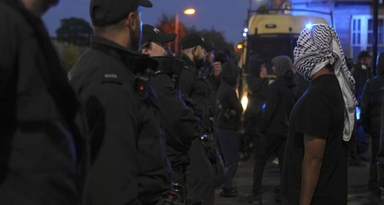 &Beta;&rho;&epsilon;&tau;&alpha;&nu;ί&alpha;: &Mu;&alpha;&zeta;&iota;&kappa;έ&sigmaf; &alpha;&nu;&tau;&iota;&delta;&iota;&alpha;&delta;&eta;&lambda;ώ&sigma;&epsilon;&iota;&sigmaf; &kappa;&alpha;&tau;ά &alpha;&kappa;&rho;&omicron;&delta;&epsilon;&xi;&iota;ώ&nu; &alpha;&pi;έ&tau;&rho;&epsilon;&psi;&alpha;&nu; &alpha;&kappa;ό&mu;&alpha; &mu;ί&alpha; &nu;ύ&chi;&tau;&alpha; &tau;&rho;ό&mu;&omicron;&upsilon; -Ά&nu;&delta;&rho;&alpha;&sigmaf; έ&kappa;&alpha;&nu;&epsilon; &beta;ό&lambda;&tau;&epsilon;&sigmaf; &mu;&epsilon; &alpha;&lambda;&upsilon;&sigma;&omicron;&pi;&rho;ί&omicron;&nu;&omicron;