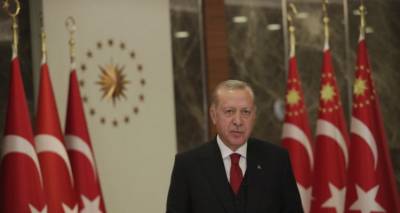 O &Epsilon;&rho;&nu;&tau;&omicron;&gamma;ά&nu; &beta;&lambda;έ&pi;&epsilon;&iota; &mu;&iota;&alpha; ά&lambda;&lambda;&eta;... &Tau;&omicron;&upsilon;&rho;&kappa;ί&alpha;: &laquo;&Epsilon;ί&mu;&alpha;&sigma;&tau;&epsilon; &sigma;&tau;&eta;&nu; &kappa;&alpha;&lambda;ύ&tau;&epsilon;&rho;&eta; &theta;έ&sigma;&eta; &sigma;&tau;&eta;&nu; &Epsilon;&upsilon;&rho;ώ&pi;&eta; &alpha;&pi;ό &pi;&lambda;&epsilon;&upsilon;&rho;ά&sigmaf; &theta;&nu;&eta;&tau;ό&tau;&eta;&tau;&alpha;&sigmaf; &lambda;ό&gamma;&omega; &kappa;&omicron;&rho;&omega;&nu;&omicron;ϊ&omicron;ύ&raquo;