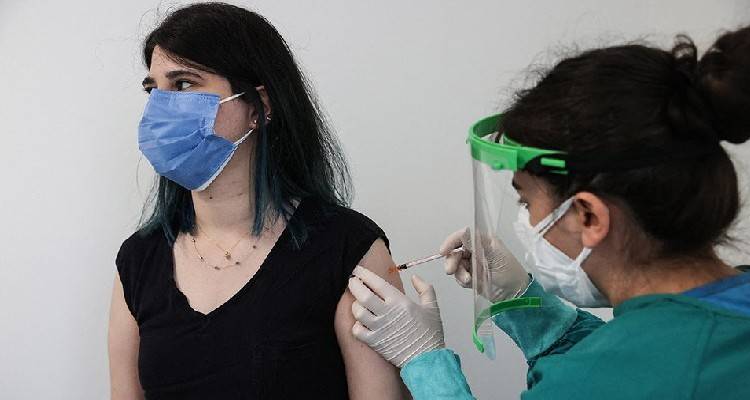 Την Πέμπτη ανοίγουν τα ραντεβού για όλα τα εμβόλια για τους 25 - 29