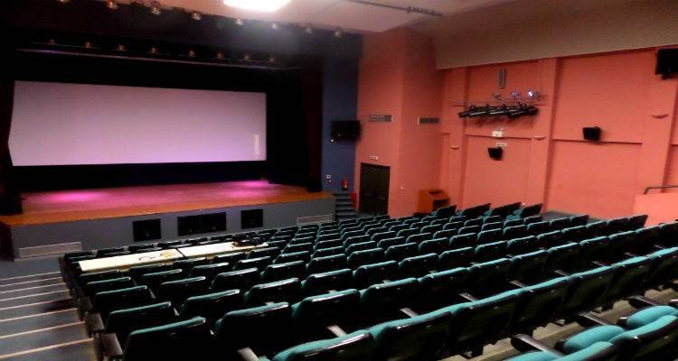 Μουσικοθεατρική παράσταση ανεβάζει το ΓΕΛ Μύρινας | «Πήρα κόκκινα γυαλιά κι όλα γύρω σινεμά τα βλέπω...»