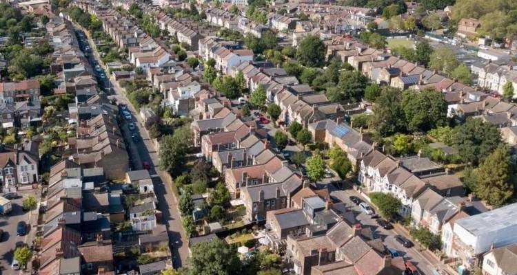 &Beta;&rho;&epsilon;&tau;&alpha;&nu;ί&alpha;: T&alpha; &epsilon;&pi;&iota;&tau;ό&kappa;&iota;&alpha; &tau;&omega;&nu; &sigma;&tau;&epsilon;&gamma;&alpha;&sigma;&tau;&iota;&kappa;ώ&nu; &delta;&alpha;&nu;&epsilon;ί&omega;&nu; &pi;ά&nu;&omega; &alpha;&pi;ό 6%