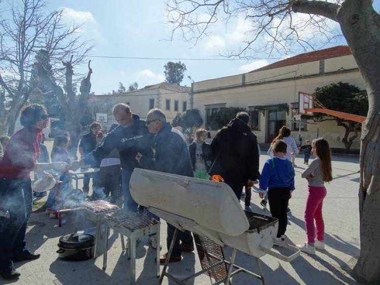 Το τσίκνισαν οι μαθητές και οι  δάσκαλοι του 1ου Δημοτικού Σχολείου Μύρινας.