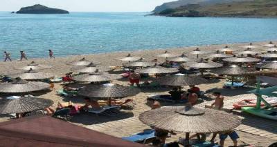 &Sigma;&upsilon;&nu;&epsilon;&chi;ί&zeta;&epsilon;&tau;&alpha;&iota; &eta; &kappa;&alpha;&lambda;&omicron;&kappa;&alpha;&iota;&rho;ί&alpha; &sigma;&tau;&eta; &Lambda;ή&mu;&nu;&omicron; (mp3)