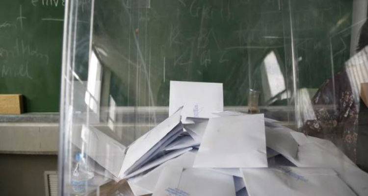 &Kappa;ύ&pi;&rho;&omicron;&sigmaf;: &Mu;&pi;&alpha;ί&nu;&epsilon;&iota; &sigma;&tau;&eta; &beta;&omicron;&upsilon;&lambda;ή &tau;&omicron; &alpha;&delta;&epsilon;&lambda;&phi;ό &kappa;ό&mu;&mu;&alpha; &tau;&eta;&sigmaf; &Chi;&rho;&upsilon;&sigma;ή&sigmaf; &Alpha;&upsilon;&gamma;ή&sigmaf;