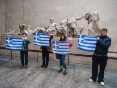 15χρονοι μαθητές σήκωσαν ελληνικές σημαίες, μπροστά από τα γλυπτά του Παρθενώνα στο Βρετανικό Μουσείο