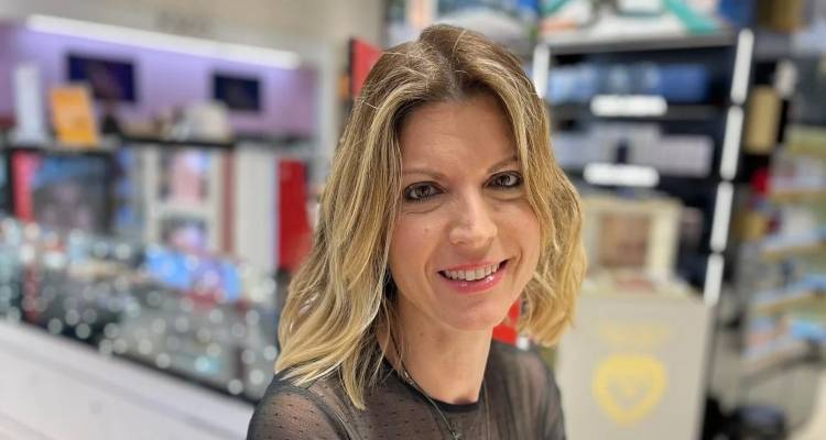 &Alpha;&upsilon;&tau;ή &epsilon;ί&nu;&alpha;&iota; &eta; &pi;&alpha;&iota;&delta;ί&alpha;&tau;&rho;&omicron;&sigmaf; &pi;&omicron;&upsilon; έ&sigma;&omega;&sigma;&epsilon; &tau;&omicron;&nu; &tau;&omicron;&upsilon;&rho;ί&sigma;&tau;&alpha; &sigma;&tau;&omicron; &alpha;&epsilon;&rho;&omicron;&delta;&rho;ό&mu;&iota;&omicron; &Rho;ό&delta;&omicron;&upsilon; -&laquo;&Omicron;&iota; &kappa;ό&rho;&epsilon;&sigmaf; &mu;&omicron;&upsilon; &epsilon;ί&pi;&alpha;&nu; &pi;&omega;&sigmaf; &mu;&iota;&alpha; &gamma;&upsilon;&nu;&alpha;ί&kappa;&alpha; &zeta;&eta;&tau;ά&epsilon;&iota; &beta;&omicron;ή&theta;&epsilon;&iota;&alpha;&raquo;