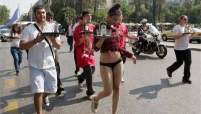 &Sigma;&epsilon;&rho;&beta;&iota;&tau;ό&rho;&omicron;&iota; έ&tau;&rho;&epsilon;&xi;&alpha;&nu; &sigma;&tau;&eta;&nu; &Alpha;&theta;ή&nu;&alpha; &laquo;&mu;&epsilon; &tau;&omicron;&nu; &delta;ί&sigma;&kappa;&omicron; &sigma;&tau;&omicron; &chi;έ&rho;&iota;&raquo;