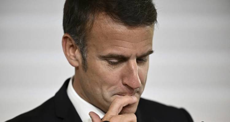 Politico: &Tau;&alpha; &laquo;&mu;&pi;&rho;&omicron;&sigmaf;-&pi;ί&sigma;&omega;&raquo; &tau;&omicron;&upsilon; &Mu;&alpha;&kappa;&rho;ό&nu; &sigma;&tau;&eta; &Mu;έ&sigma;&eta; &Alpha;&nu;&alpha;&tau;&omicron;&lambda;ή &kappa;&omicron;&sigma;&tau;ί&zeta;&omicron;&upsilon;&nu; &sigma;&tau;&eta; &Gamma;&alpha;&lambda;&lambda;ί&alpha; -&Tau;&iota; &sigma;&upsilon;&mu;&beta;&alpha;ί&nu;&epsilon;&iota; &sigma;&tau;&omicron; &Epsilon;&lambda;&iota;&zeta;έ